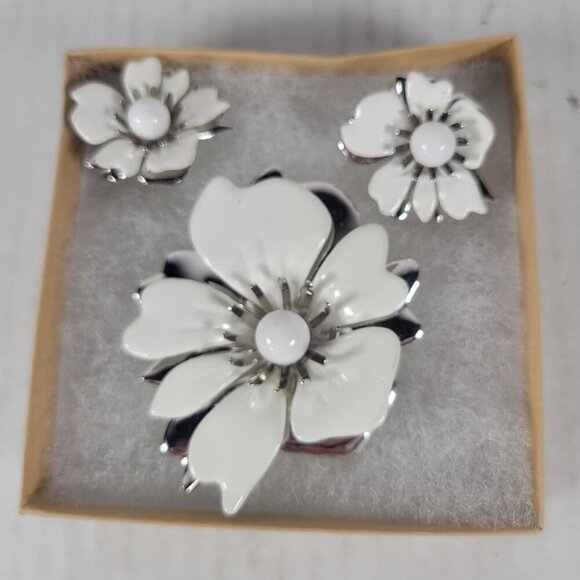 Sarah Coventry Vintage Classic White Flower Brooch & Clip-On Earrings Set - Picture 1 of 8